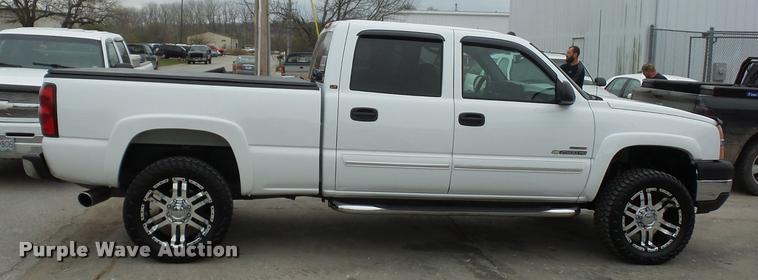 image for item L4459 2004 Chevrolet Silverado 2500HD Crew Cab pickup truck