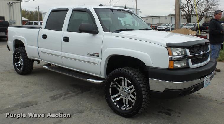 image for item L4459 2004 Chevrolet Silverado 2500HD Crew Cab pickup truck