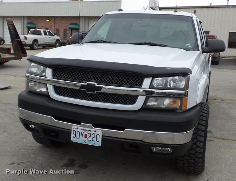 image for item L4459 2004 Chevrolet Silverado 2500HD Crew Cab pickup truck