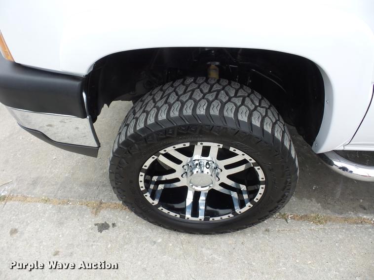 image for item L4459 2004 Chevrolet Silverado 2500HD Crew Cab pickup truck