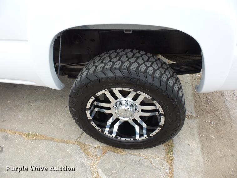 image for item L4459 2004 Chevrolet Silverado 2500HD Crew Cab pickup truck