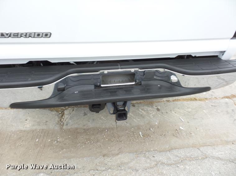 image for item L4459 2004 Chevrolet Silverado 2500HD Crew Cab pickup truck