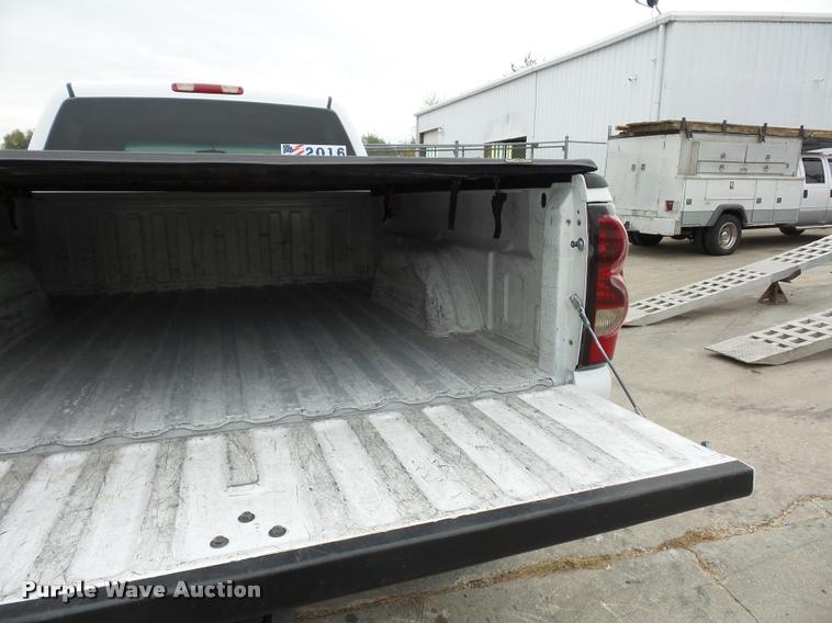 image for item L4459 2004 Chevrolet Silverado 2500HD Crew Cab pickup truck