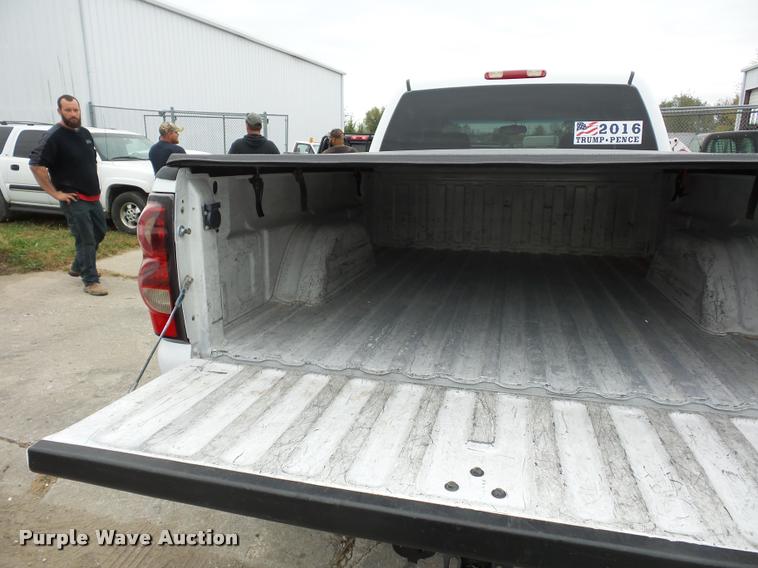 image for item L4459 2004 Chevrolet Silverado 2500HD Crew Cab pickup truck