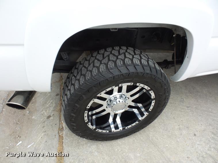 image for item L4459 2004 Chevrolet Silverado 2500HD Crew Cab pickup truck