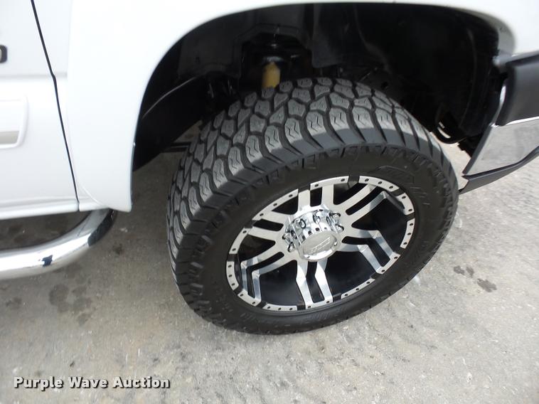 image for item L4459 2004 Chevrolet Silverado 2500HD Crew Cab pickup truck