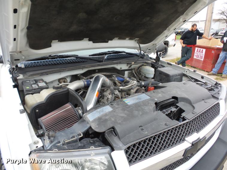 image for item L4459 2004 Chevrolet Silverado 2500HD Crew Cab pickup truck