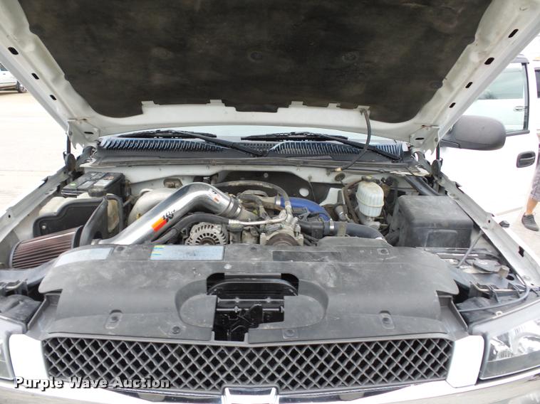 image for item L4459 2004 Chevrolet Silverado 2500HD Crew Cab pickup truck