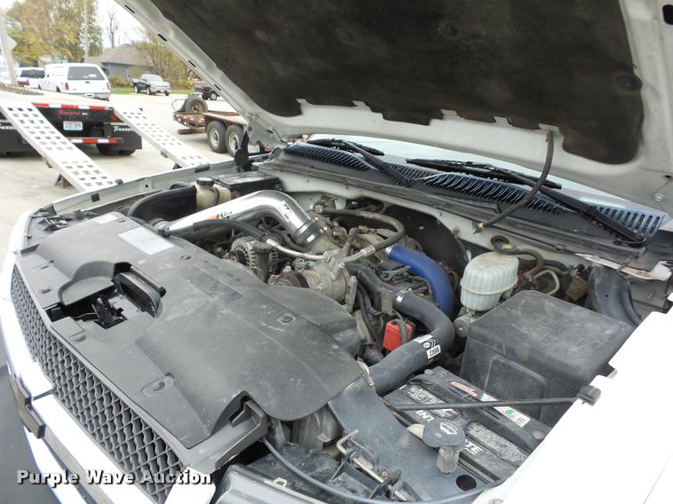 image for item L4459 2004 Chevrolet Silverado 2500HD Crew Cab pickup truck