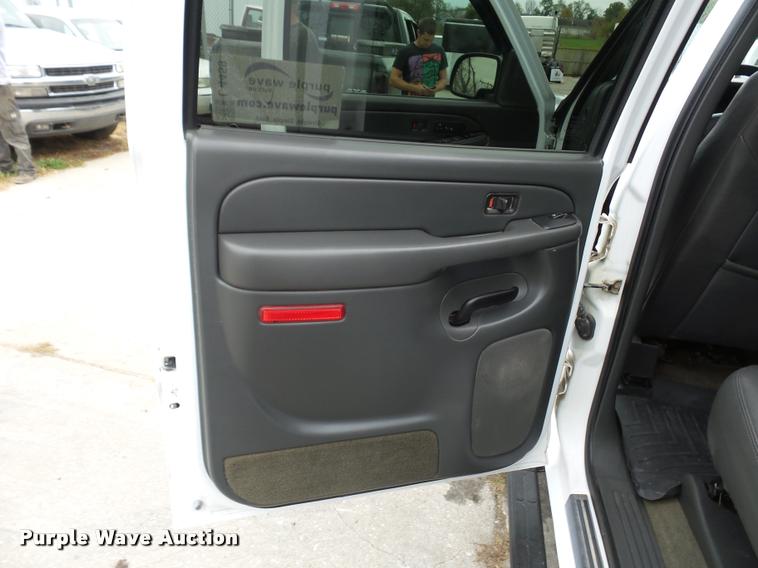 image for item L4459 2004 Chevrolet Silverado 2500HD Crew Cab pickup truck