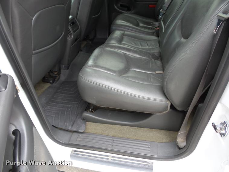 image for item L4459 2004 Chevrolet Silverado 2500HD Crew Cab pickup truck