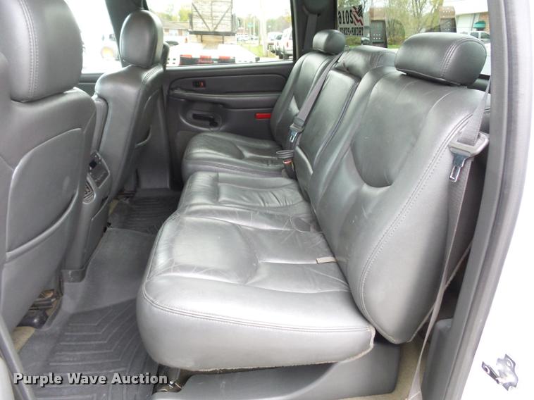 image for item L4459 2004 Chevrolet Silverado 2500HD Crew Cab pickup truck