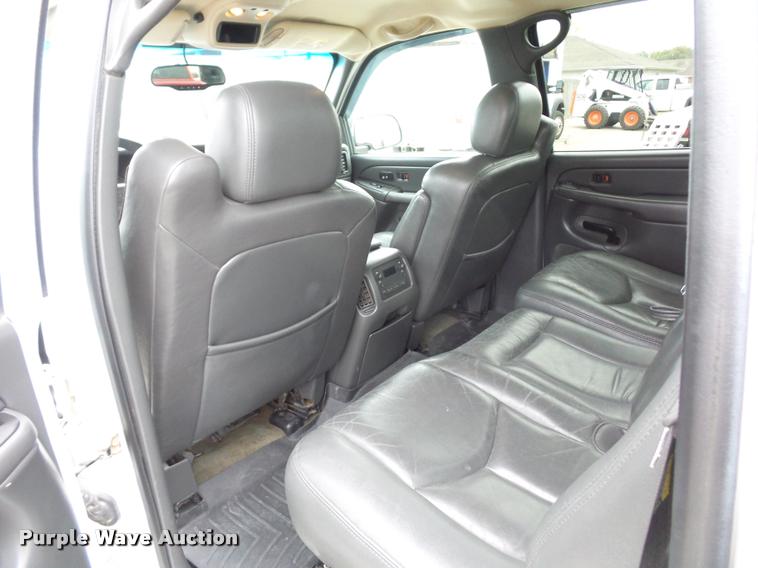 image for item L4459 2004 Chevrolet Silverado 2500HD Crew Cab pickup truck