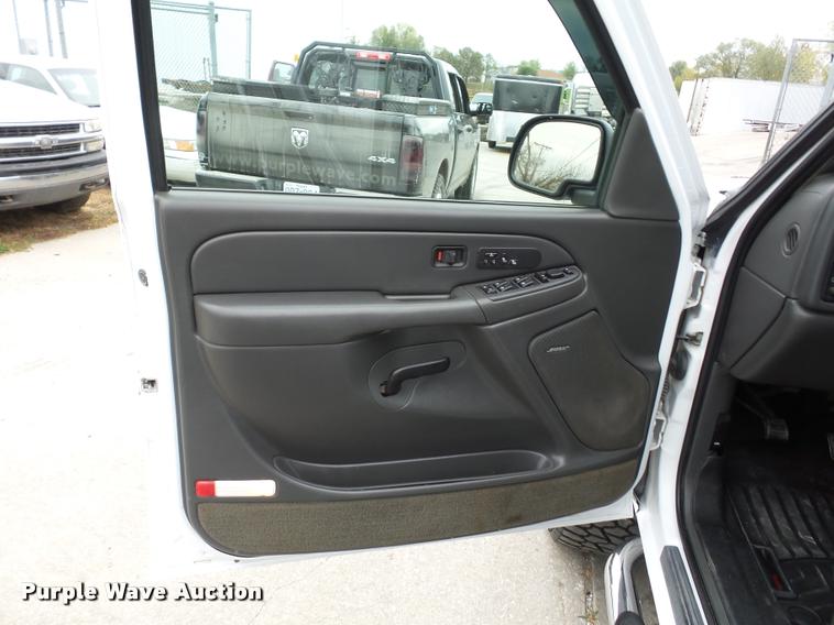 image for item L4459 2004 Chevrolet Silverado 2500HD Crew Cab pickup truck