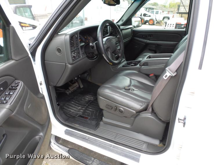 image for item L4459 2004 Chevrolet Silverado 2500HD Crew Cab pickup truck