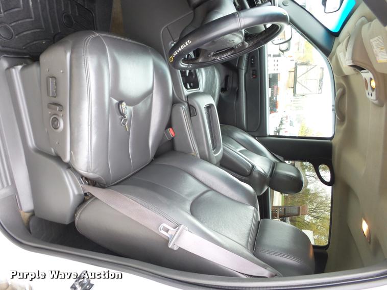 image for item L4459 2004 Chevrolet Silverado 2500HD Crew Cab pickup truck