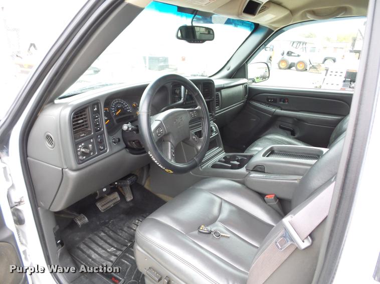 image for item L4459 2004 Chevrolet Silverado 2500HD Crew Cab pickup truck