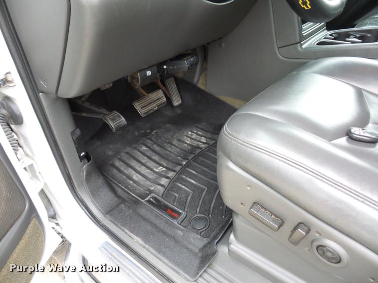 image for item L4459 2004 Chevrolet Silverado 2500HD Crew Cab pickup truck