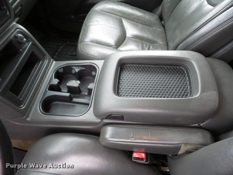 image for item L4459 2004 Chevrolet Silverado 2500HD Crew Cab pickup truck