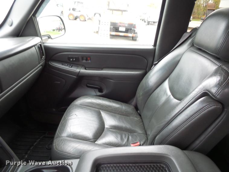 image for item L4459 2004 Chevrolet Silverado 2500HD Crew Cab pickup truck