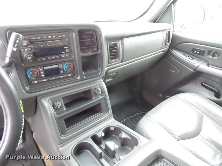 image for item L4459 2004 Chevrolet Silverado 2500HD Crew Cab pickup truck