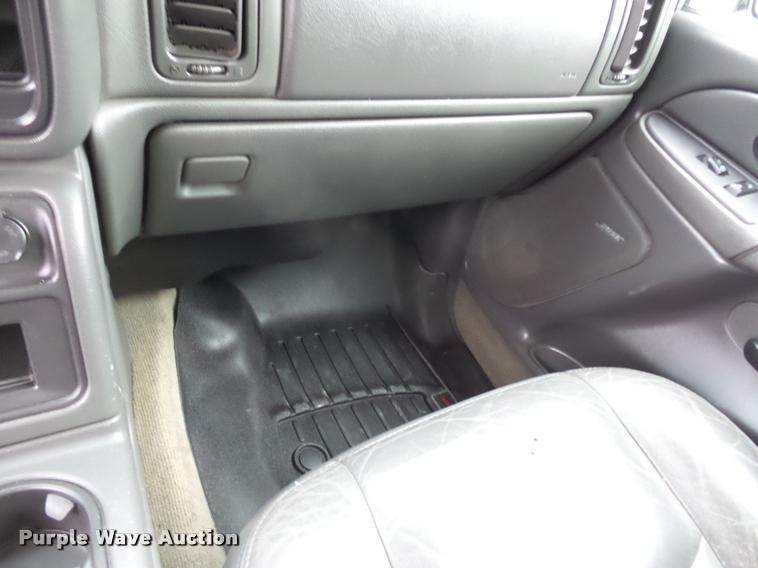 image for item L4459 2004 Chevrolet Silverado 2500HD Crew Cab pickup truck