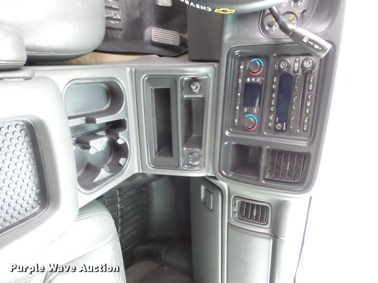 image for item L4459 2004 Chevrolet Silverado 2500HD Crew Cab pickup truck