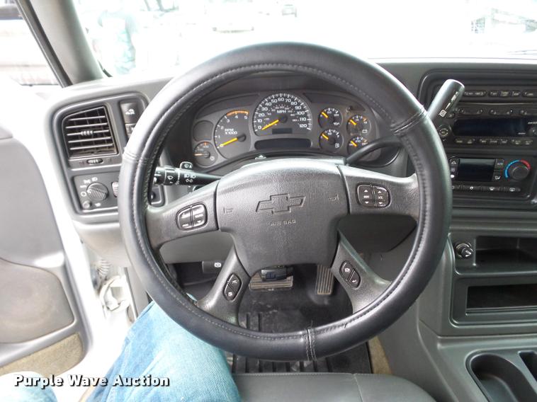 image for item L4459 2004 Chevrolet Silverado 2500HD Crew Cab pickup truck