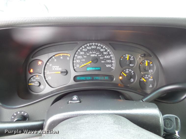 image for item L4459 2004 Chevrolet Silverado 2500HD Crew Cab pickup truck