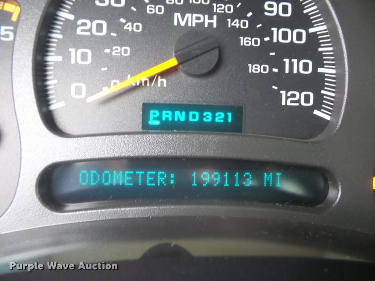 image for item L4459 2004 Chevrolet Silverado 2500HD Crew Cab pickup truck