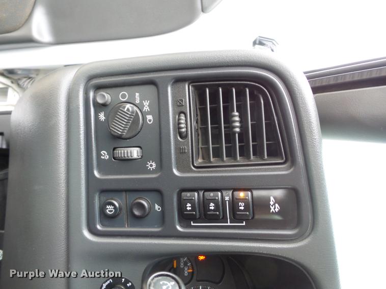 image for item L4459 2004 Chevrolet Silverado 2500HD Crew Cab pickup truck