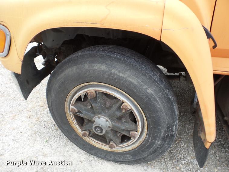 image for item L4461 1997 Ford F800 bucket truck