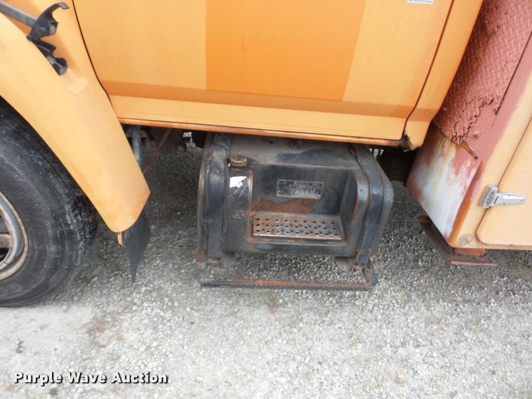 image for item L4461 1997 Ford F800 bucket truck