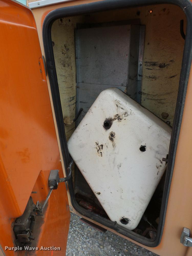 image for item L4461 1997 Ford F800 bucket truck