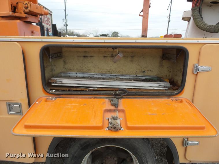 image for item L4461 1997 Ford F800 bucket truck