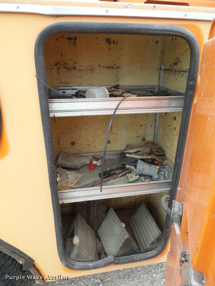 image for item L4461 1997 Ford F800 bucket truck