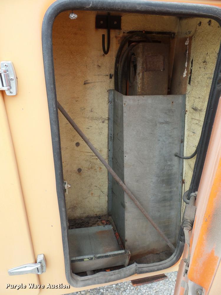 image for item L4461 1997 Ford F800 bucket truck