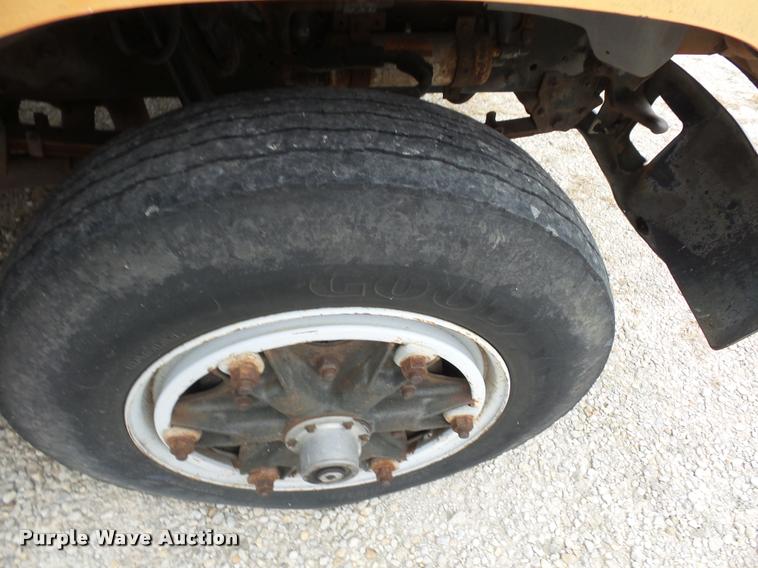 image for item L4461 1997 Ford F800 bucket truck