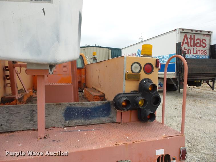 image for item L4461 1997 Ford F800 bucket truck