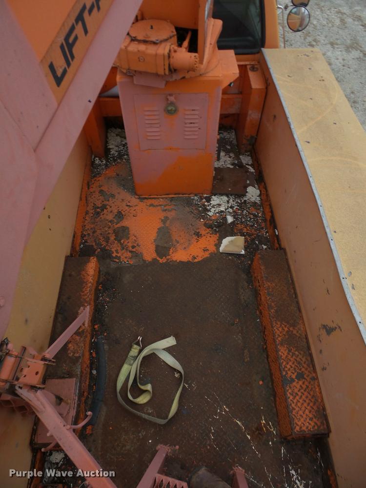 image for item L4461 1997 Ford F800 bucket truck