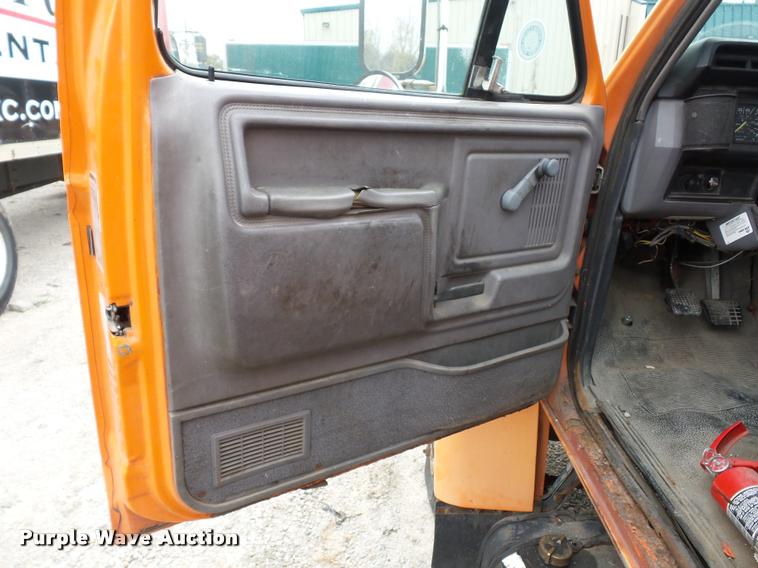 image for item L4461 1997 Ford F800 bucket truck