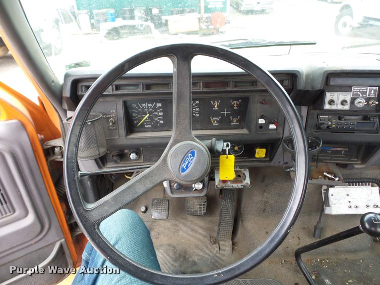 image for item L4461 1997 Ford F800 bucket truck