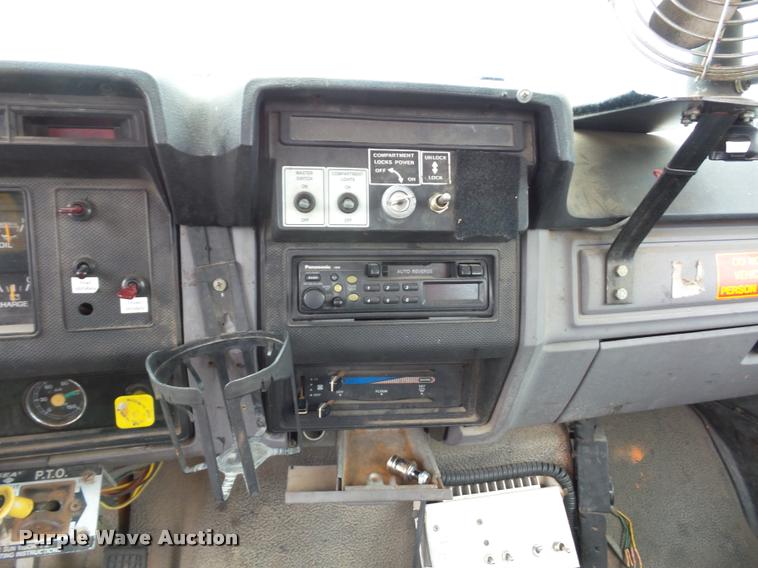 image for item L4461 1997 Ford F800 bucket truck