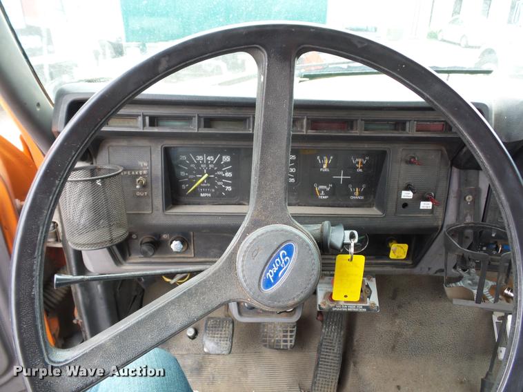 image for item L4461 1997 Ford F800 bucket truck