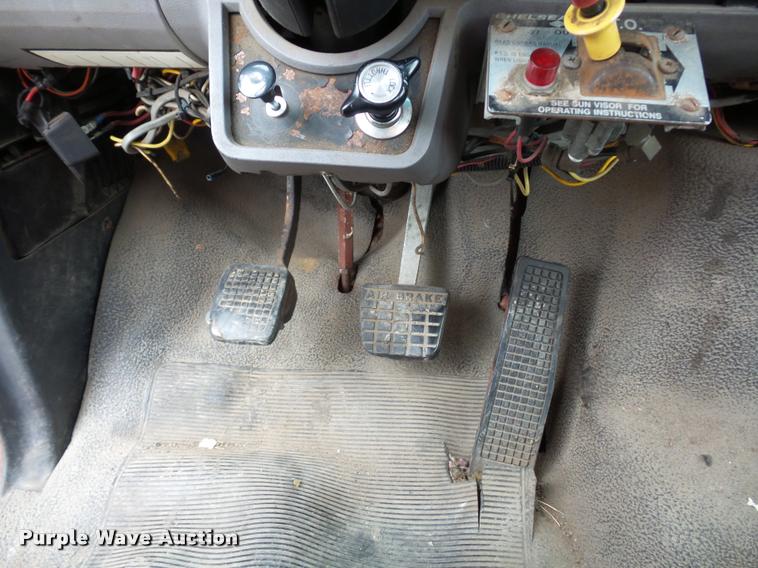 image for item L4461 1997 Ford F800 bucket truck