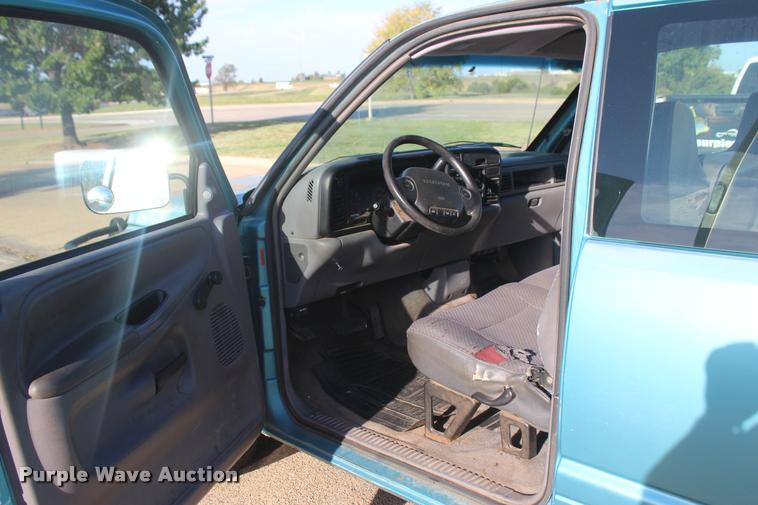 image for item L4867 1996 Dodge Ram 1500 Club Cab pickup truck