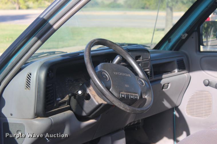 image for item L4867 1996 Dodge Ram 1500 Club Cab pickup truck