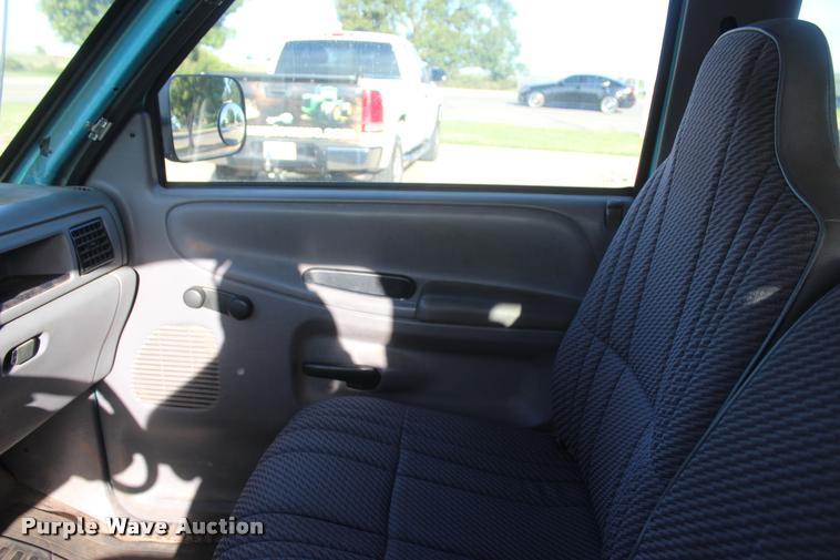 image for item L4867 1996 Dodge Ram 1500 Club Cab pickup truck