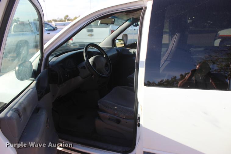 image for item L4868 2000 Dodge Caravan van