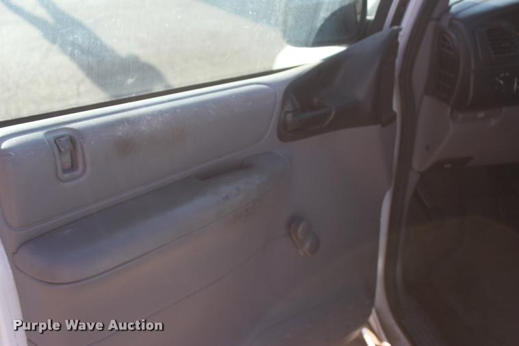 image for item L4868 2000 Dodge Caravan van